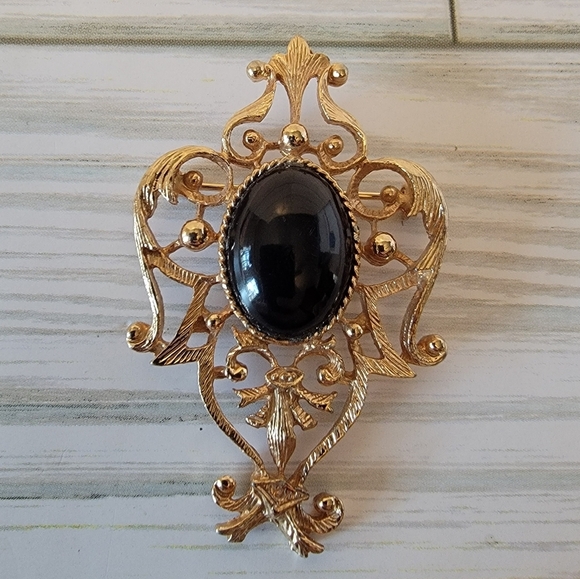 K2 Vintage Gold-tone & Black Stone Brooch - Picture 1 of 2